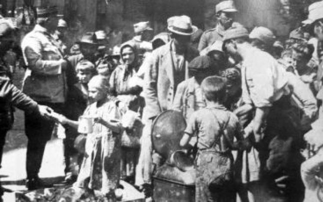 Locuitorii oraşului primesc mâncare de la soldaţii români