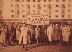 8noiembrie%c3%aenistorie%3alaparisseinaugureaz%c4%83muzeulluvru-labucure%c8%99tirom%c3%a2niifacdemonstra%c8%9bieanticomunist%c4%83_599707